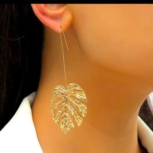 Gold leaf drop dangle earrings. NWT